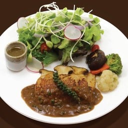 สเต็กไก่สะโพกซูวี ย่างซอสเกรวี่พริกไทยดำ สลัดออกนิก ผักย่าง
