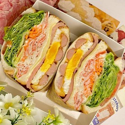 แซนวิชคู่ใหญ่ ไส้ไข่ดาว, แฮม, ปูอัด, ไส้กรอก, ชีส