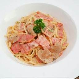 สปาเก็ตตี้คาโบนาร่าแฮมไก่เห็ด Spaghetti Carbonara with chicken stripe and mushrooms