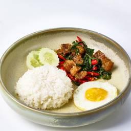 ข้าวกะเพราหมูกรอบ. Stir-Fried Crispy Pork With Thai Basil And Chilli