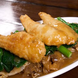 เส้นใหญ่ราดหน้าปลากระพงใหญ่แล่ (ใหญ่)