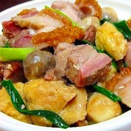 หมูกรอบอบเต้าหู้หม้อดิน 火腩豆腐煲