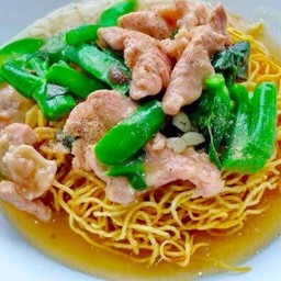 ราดหน้าหมี่กรอบ