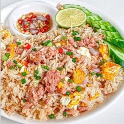 ข้าวผัดแหนมคั่วกะทะเหล็ก