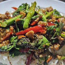 กระเพราเนื้อราดข้าว