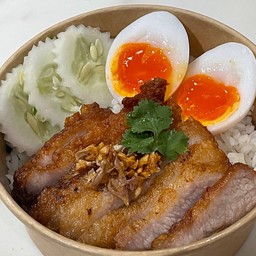 ข้าวคอหมูทอดน้ำปลาพร้อมไข่ยางมะตูม น้ำจิ้มแจ่ว