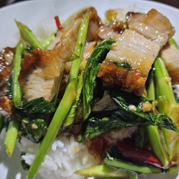 คะน้าหมูกรอบพิเศษราดข้าว