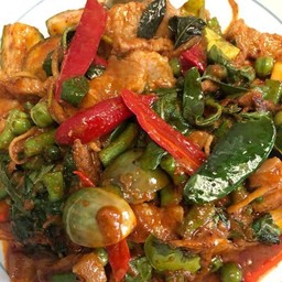 ผัดเผ็ดหมูป่าราดข้าว