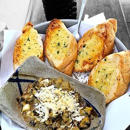 หอยลายอบและะขนมปังกระเทียม