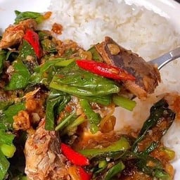ข้าวคะน้าปลากระป๋อง