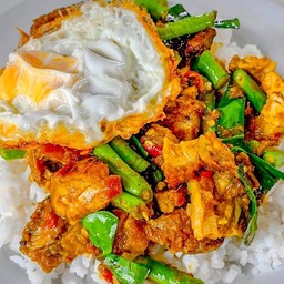 ผัดพริกแกงราดข้าว