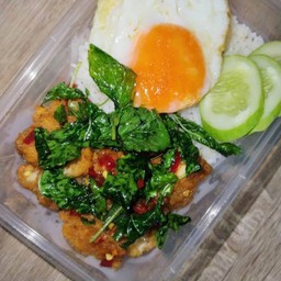 ข้าวกะเพราไก่กรอบ แถมไข่ดาว