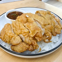 ข้าวไก่ทอด น้ำจิ้มแจ่ว