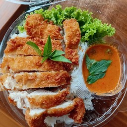 ข้าวไก่ทอดซอสพะแนง