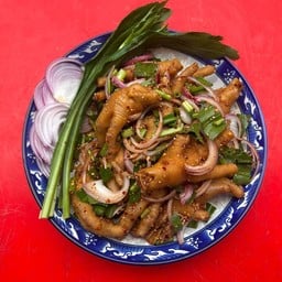 ราดหน้ายอดผักสมพงษ์ กับ ยำขาไก่(หน้าวังจันทรเกษม) ตลาดหน้าวังจันทรเกษม (ติดกับร้านราดหน้ายอดผัก)