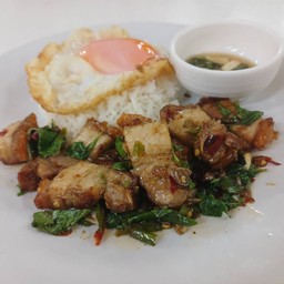 ผัดกระเพราหมูกรอบราดข้าว ไข่ดาว