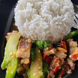 คะน้าหมูกรอบ