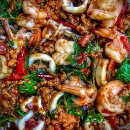 ข้าวราดผัดกระเพราพริกแห้งตามใจลูกค้า