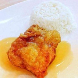 ข้าวไก่กรอบซอสน้ำปลา
