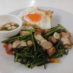 ผัดผักบุ้งหมูกรอบราดข้าว ไข่ดาว