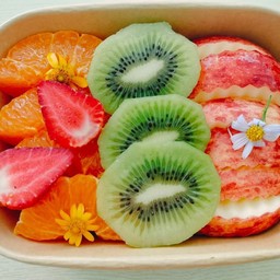 ฉ่ำมงกีวี่+ส้ม+เเอปเปิ่ลเอนวี่ ตกเเต่งด้วยสตอเบอรี่หรือบลูเบอรี่