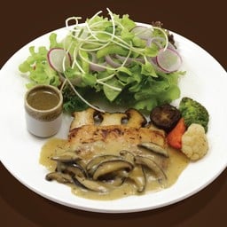 สเต็กอกไก่ซูวีย่างซอสครีมเห็ดสลัดออแกนิก ผักย่าง