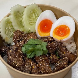 ข้าวหมูชาววังคลุกฝุ่น พร้อมไข่ยางมะตูม