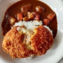 ข้าวแกงกะหรี่ไก่ทอดไส้ชีส