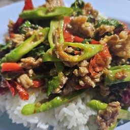 กระเพราหมูสับราดข้าว