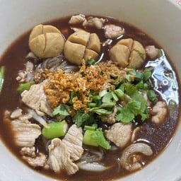 ก๋วยเตี๋ยวน้ำตกโกเด้ง(ตลาดกองฐานทัพเรือสัตหีบ)