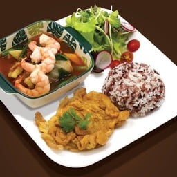ข้าว แกงส้มผักรวมกุ้ง-ไข่ฟู