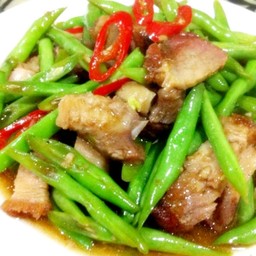 ถั่วแขกผัดหมูกรอบ 四季豆炒烧腩肉