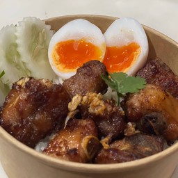 ข้าวซี่โครงหมูอ่อนทอดกระเทียม พร้อมไข่ยางมะตูม
