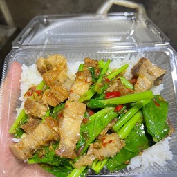 ผัดคะน้าหมูกรอบ