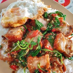 หอมกะเพราหมูกรอบพริกแห้ง