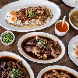 ข้าวขาหมูชาญเทคนิคพรีเมียม by โจ้ สะพานมหาเจษฎาบดินทร์ฯ