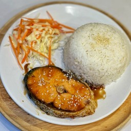 ข้าวปลาแซลม่อนราดซอส