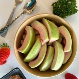 ฝรั่งไส้แดงพร้อมทาน 1 กล่อง