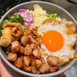 ข้าวขยำหมูทอด+ไข่ดาว