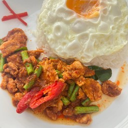 ผัดพริกแกงถั่วฝักยาว ราดข้าว