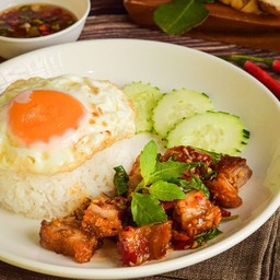 ข้าวคะน้าหมูกรอบชิ้นหนา