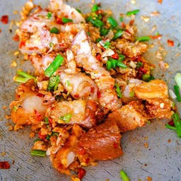 (กับข้าว) หมูกรอบคั่วพริกเกลือ+น้ำจิ้มซีฟู๊ด