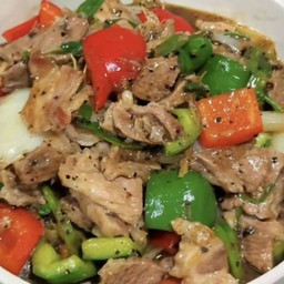 หมูผัดพริกไทยดำ ราดข้าว