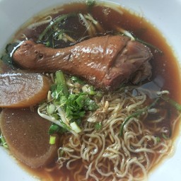 คุณกบ หมี่คลุกไก่ฉีก ก๋วยเตี๋ยวไก่ตุ๋น