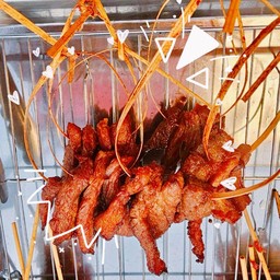 หมูทอดเสียบไม้ หมูพวง ยิ้มแย้ม