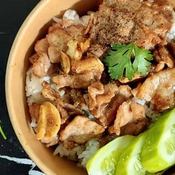 ข้าวหมูสไลด์ทอดกะเทียมพริกไทย