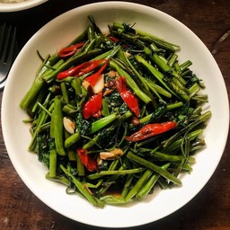 ข้าวราดผัดผักบุ้ง