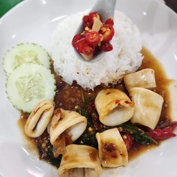 ข้าวกะเพราปลาหมึกชิ้นหนา