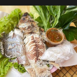 เมี่ยงปลาเผา ตี๋ ร้านจะอยู่ตรงหน้าโลตัสตรงข้ามกับวัดคลองปลัดเปรียง