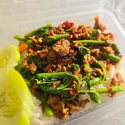 ข้าวราดกระเพราใส่ถั่ว